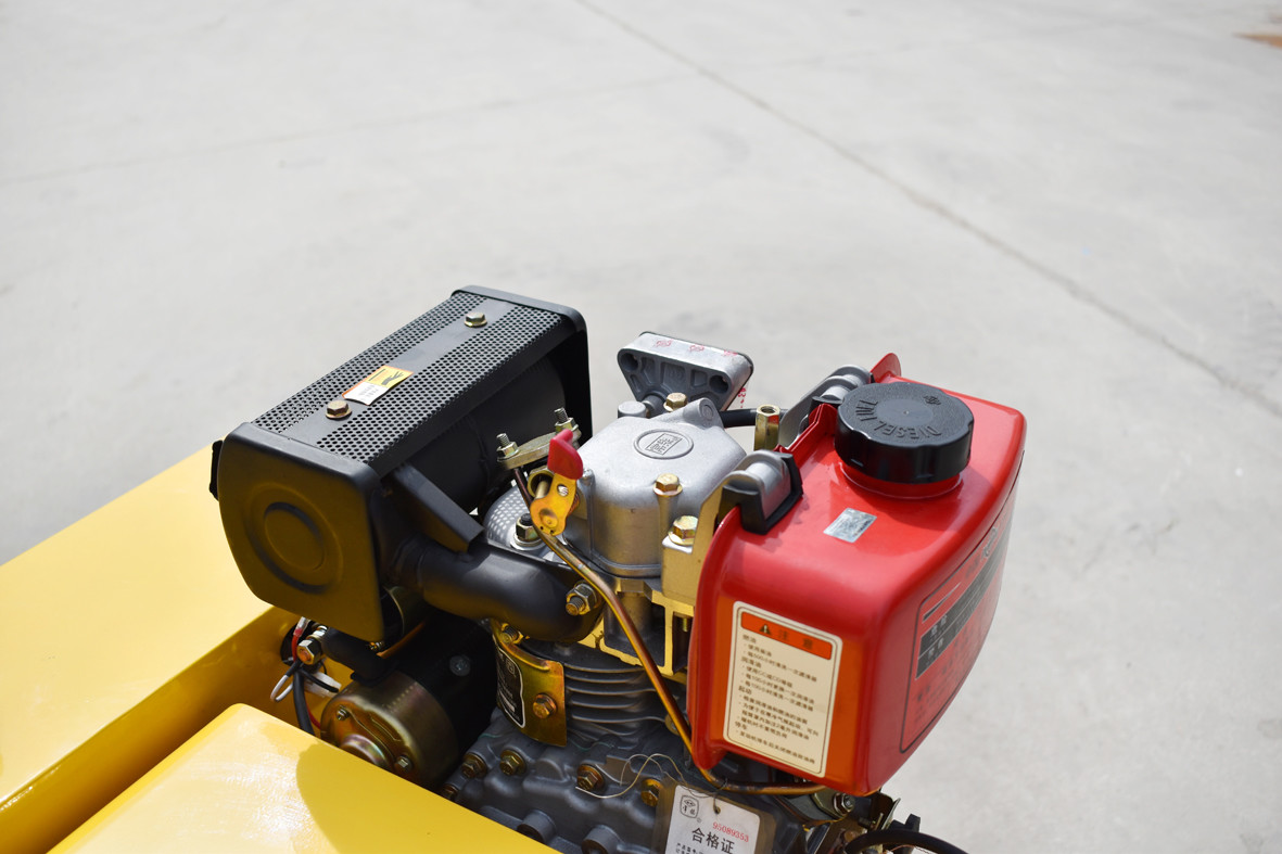 Dynamic Small Vibrating 5.9L Manual Road Roller Machine