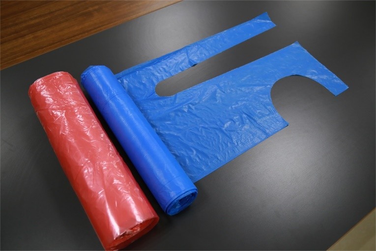 Blue Plastic Aprons Disposable On The Roll With Round Neck Waist Tie 26"X48"
