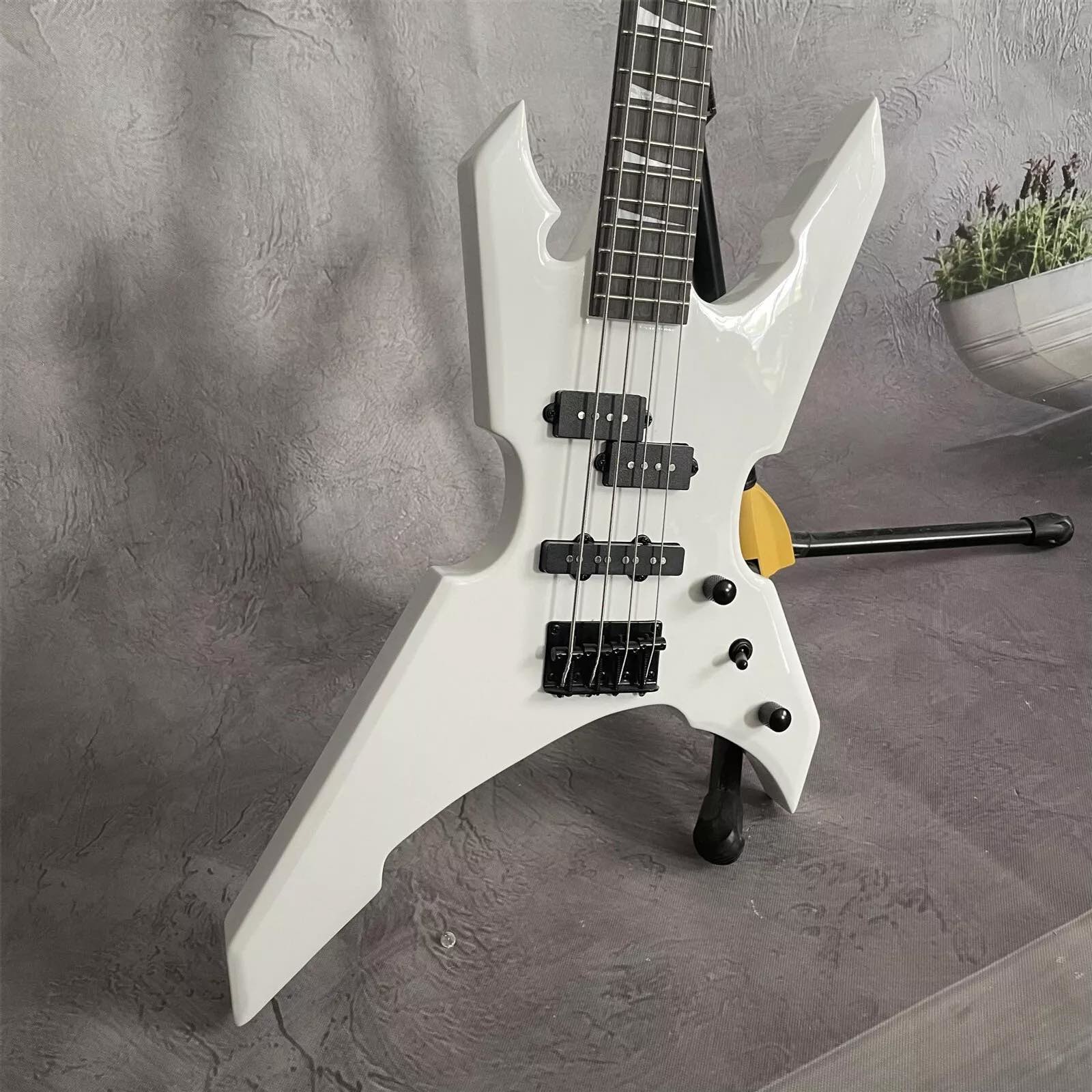 Custom 4 Strings Warrior Special Body Electric Bass with Basswood Body Maple Neck