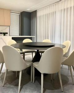 Wholesale Creative Rock Plate Luxury Hotel Furniture Rotating Round Table Chairs from china suppliers