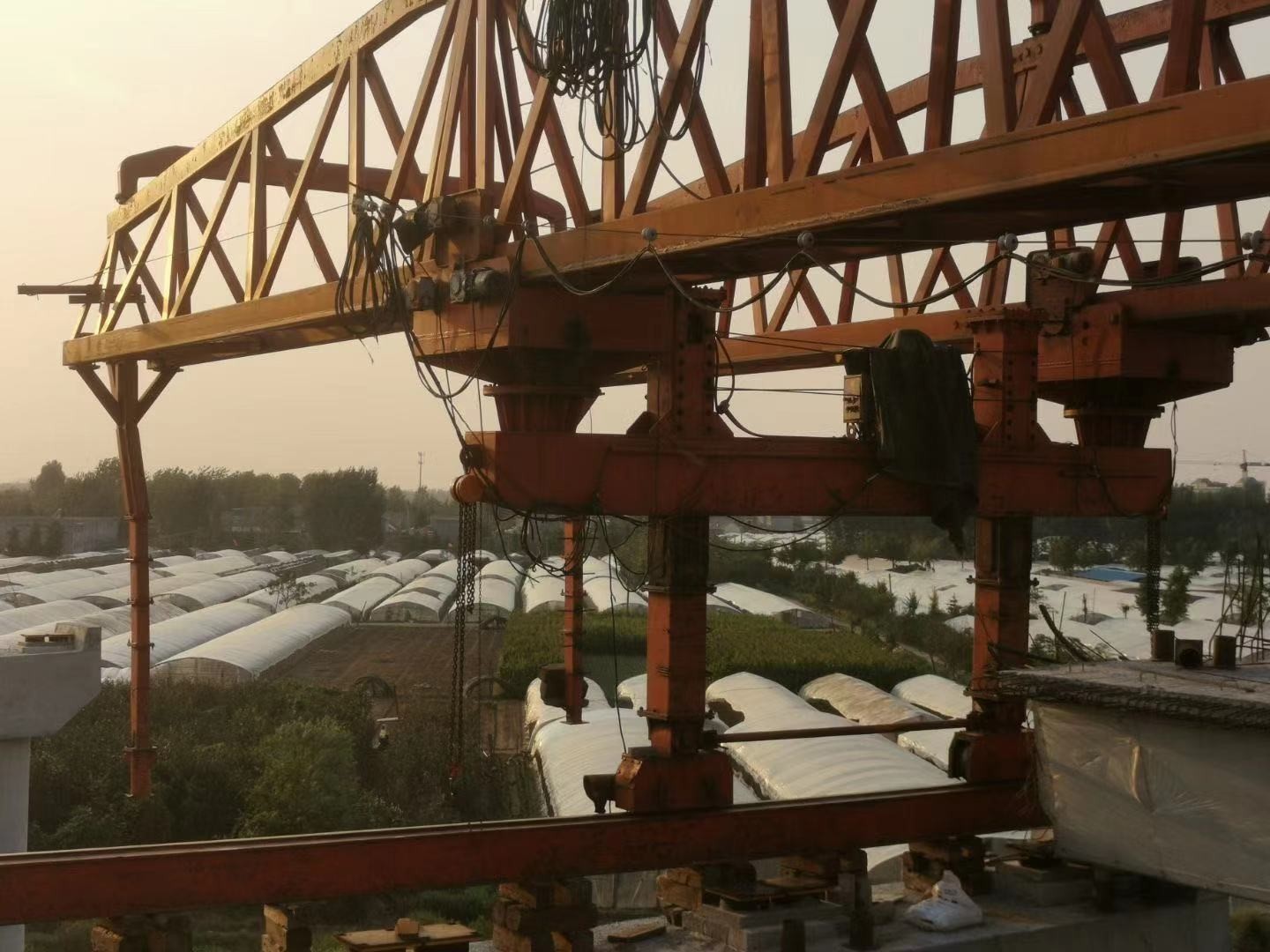China Henan highway bridge paving and erecting machine, double beam 160t truss bridge erecting machine, construction gan