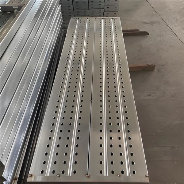 High-strength steel scaffolding plank with anti-slip surface and hot-dip galvanizing for durable construction walkways