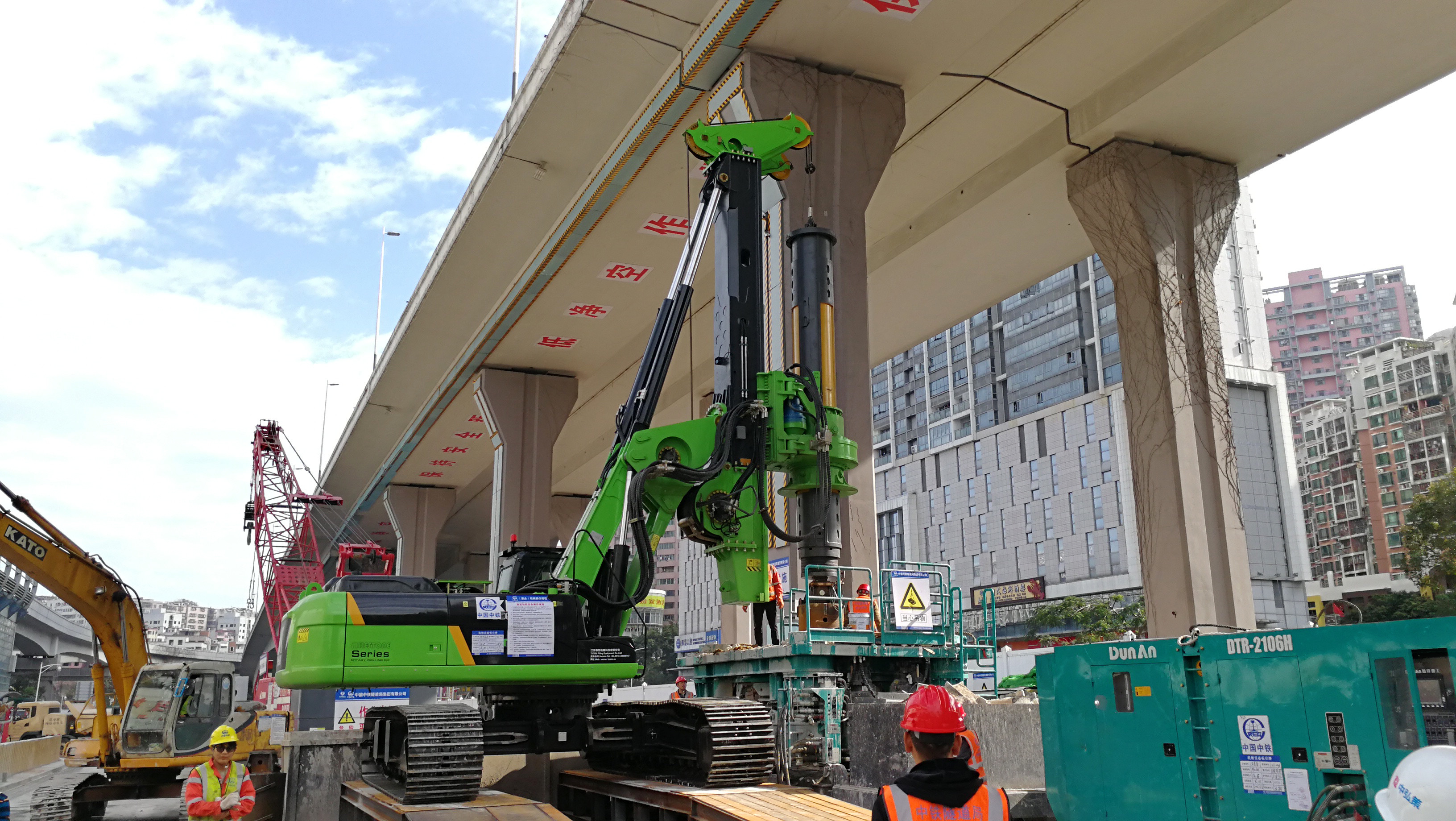 Telescopic Restricted Space Piling Rig 200kN Crowd Force With 600mm Diameter
