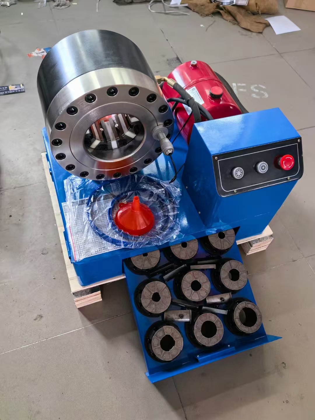 1 Inch 7 Dies 1-4 Layer Hose Hydraulic Crimping Machine / Hose Crimping Machine High Pressure 6-25mm With Blue Color 12v/24V
