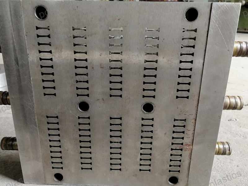 Injection Mold Put In Nylon Thermal Barrier Strip Extruding Machine