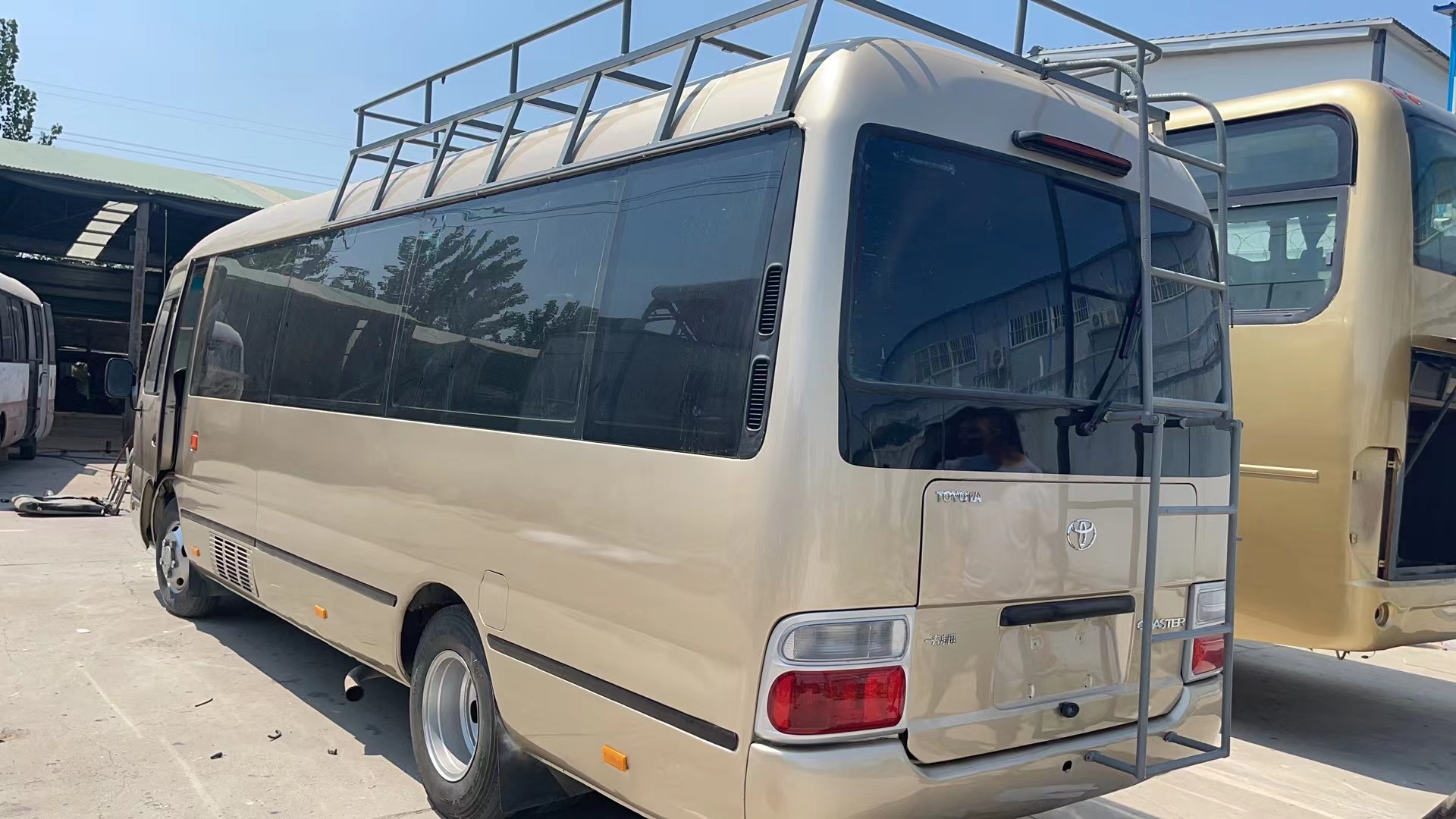 15BFT Engine Powered 4 Cylinders Toyo ta Coaster Bus with 6990*2025*2650mm Dimensions