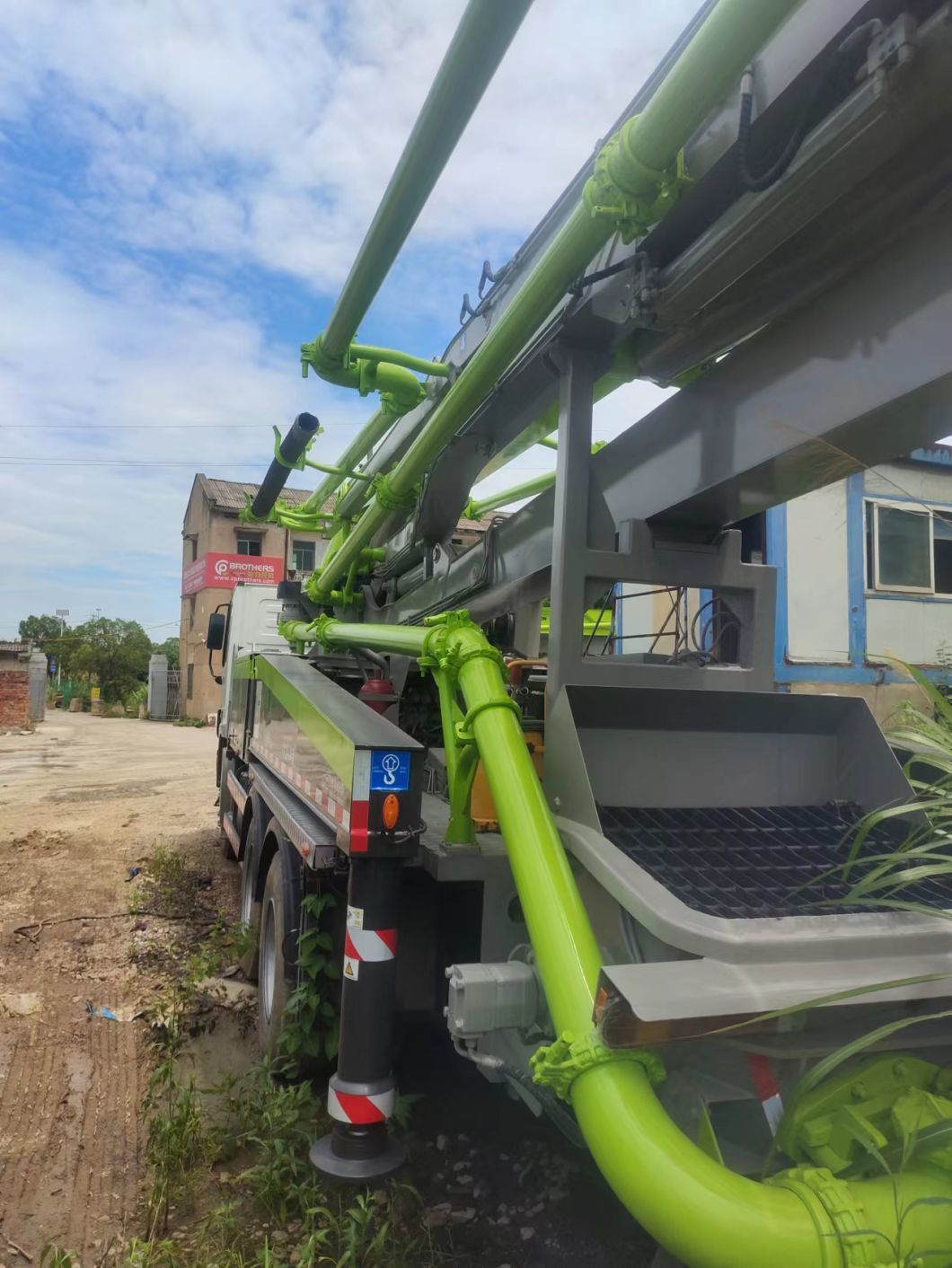 The Company Directly Sells The Used Zoomlion Concrete Pump Truck 38 Meters