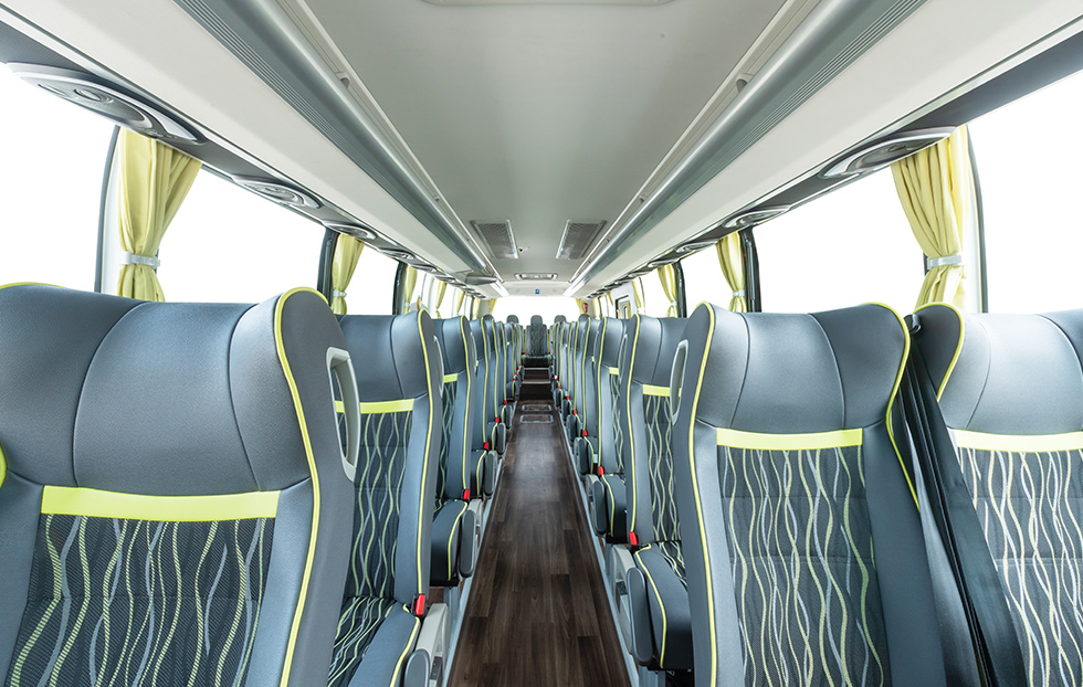 50 Seater Luxury Coach Diesel Yu Tong Bus Comfortable Style and Equipped with AC