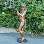 Customized outdoor garden decoration, life-size bronze statue of a bird feeding