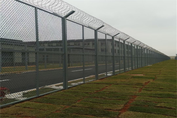 Factory Supply Galvanized / Stainless Steel BTO22 BTO-25 28 30 CBT 45 60 65 Barbed Diamond Welded Razor Wire Mesh Fence