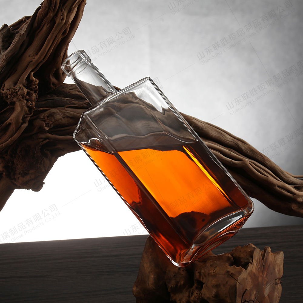 Beverage Custom Size Accepted 500ml 750ml Square Flint Glass Bottle with Glass Lid