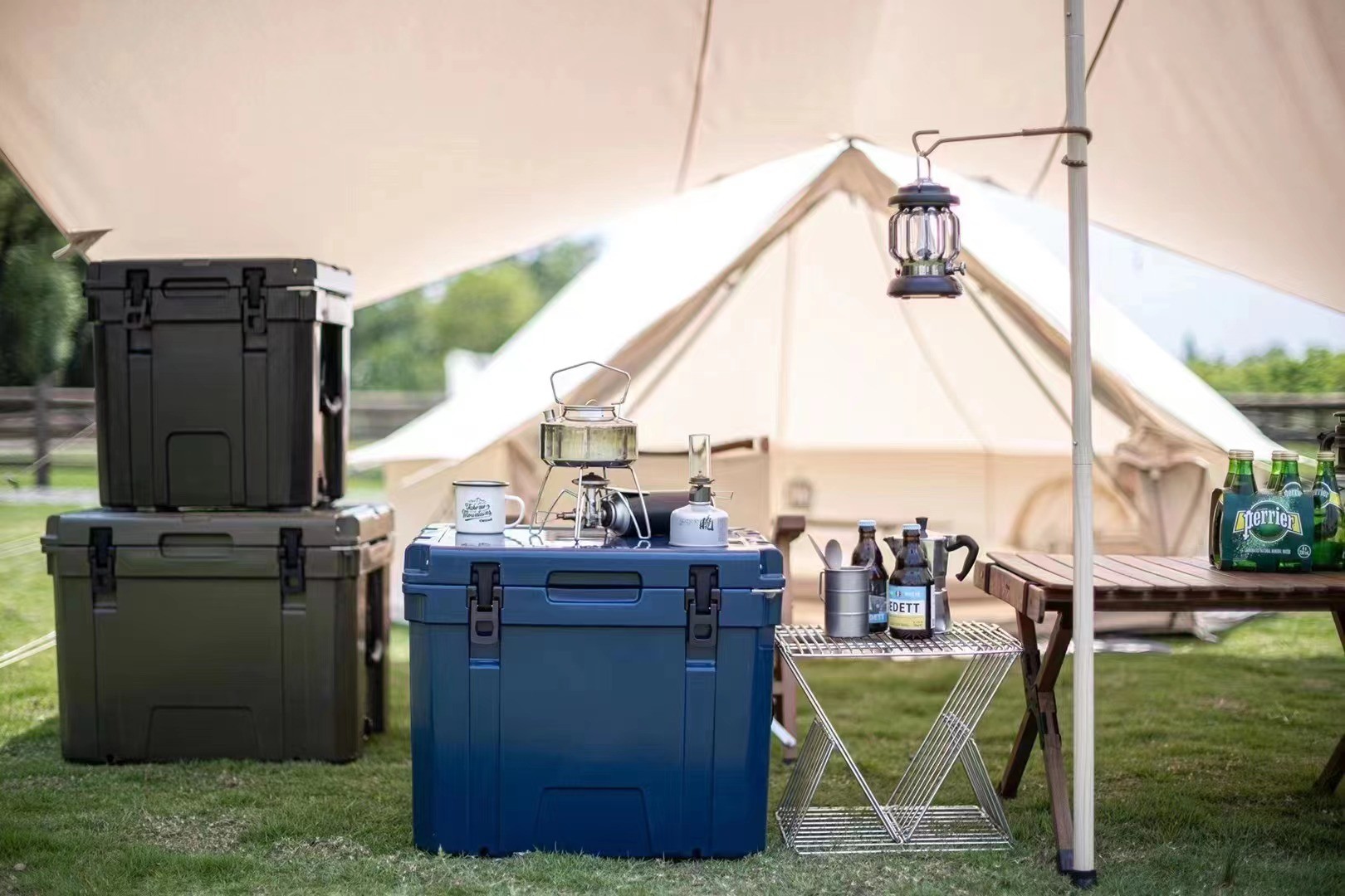 Lid Yes Rotomolded Cooler Box with Customizable Lid for Outdoor Applications