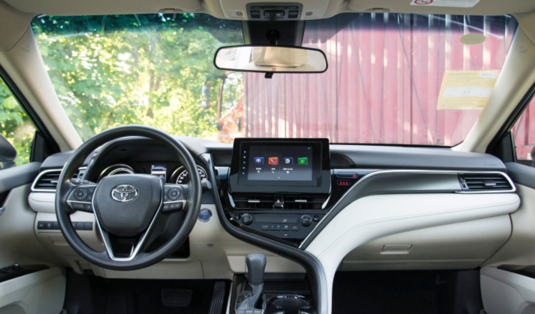 Toyota Camry 2022 dual engine 2.5HE elite Plus version 4 Door 5 seats 3 Sedan
