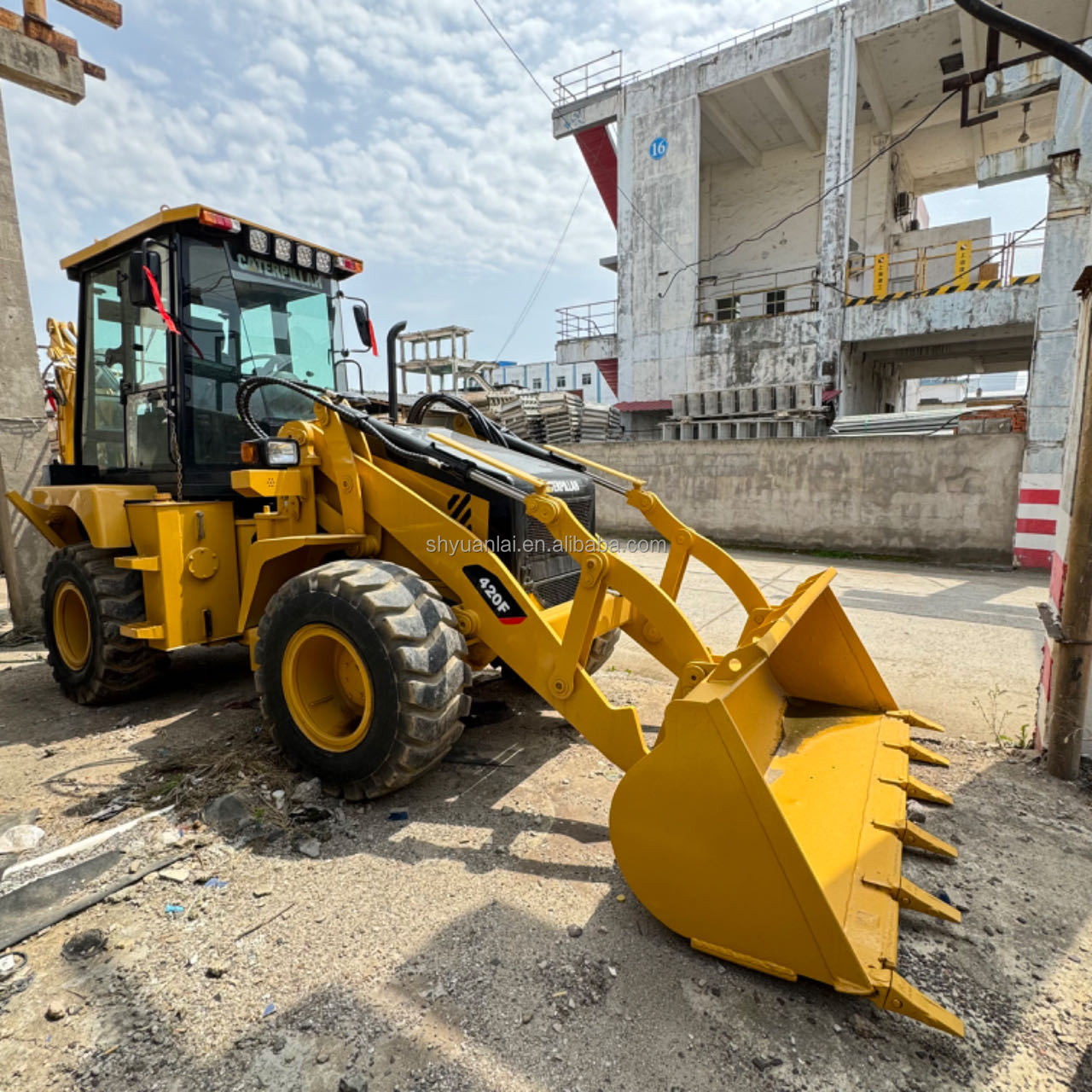 Second Hand CAT420 Loader with Strong Power and Overall Soft Steel Design