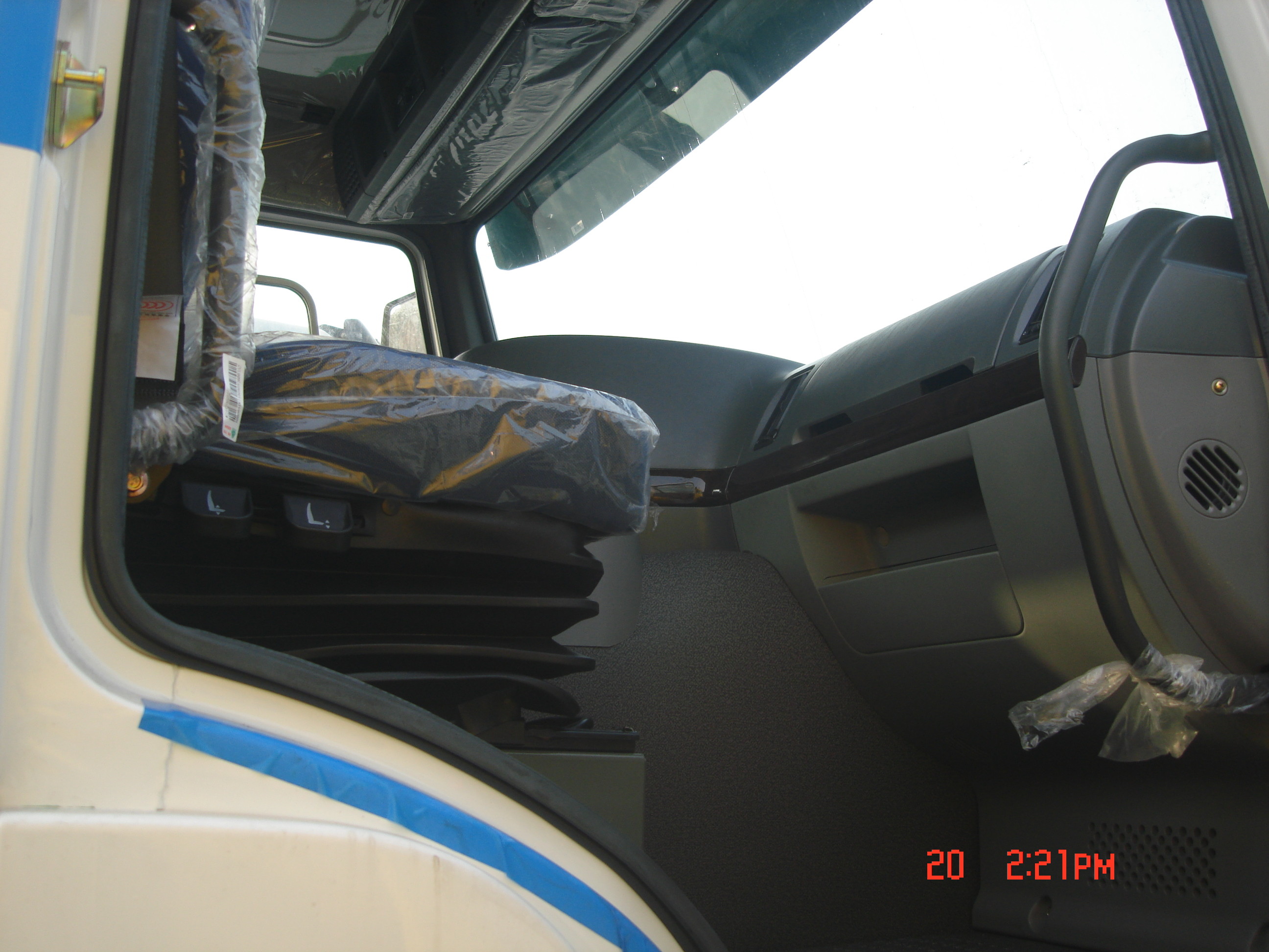 White Prime Mover And Trailer , Truck Prime Mover High Roof Prime Mover Trailer