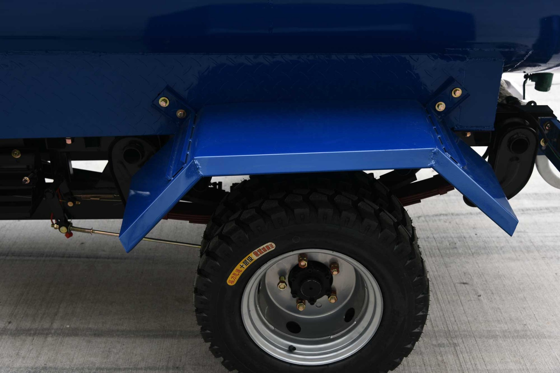Powerful 250CC Water Engine Semi Cabin Tricycle with Standard Size and Blue Body