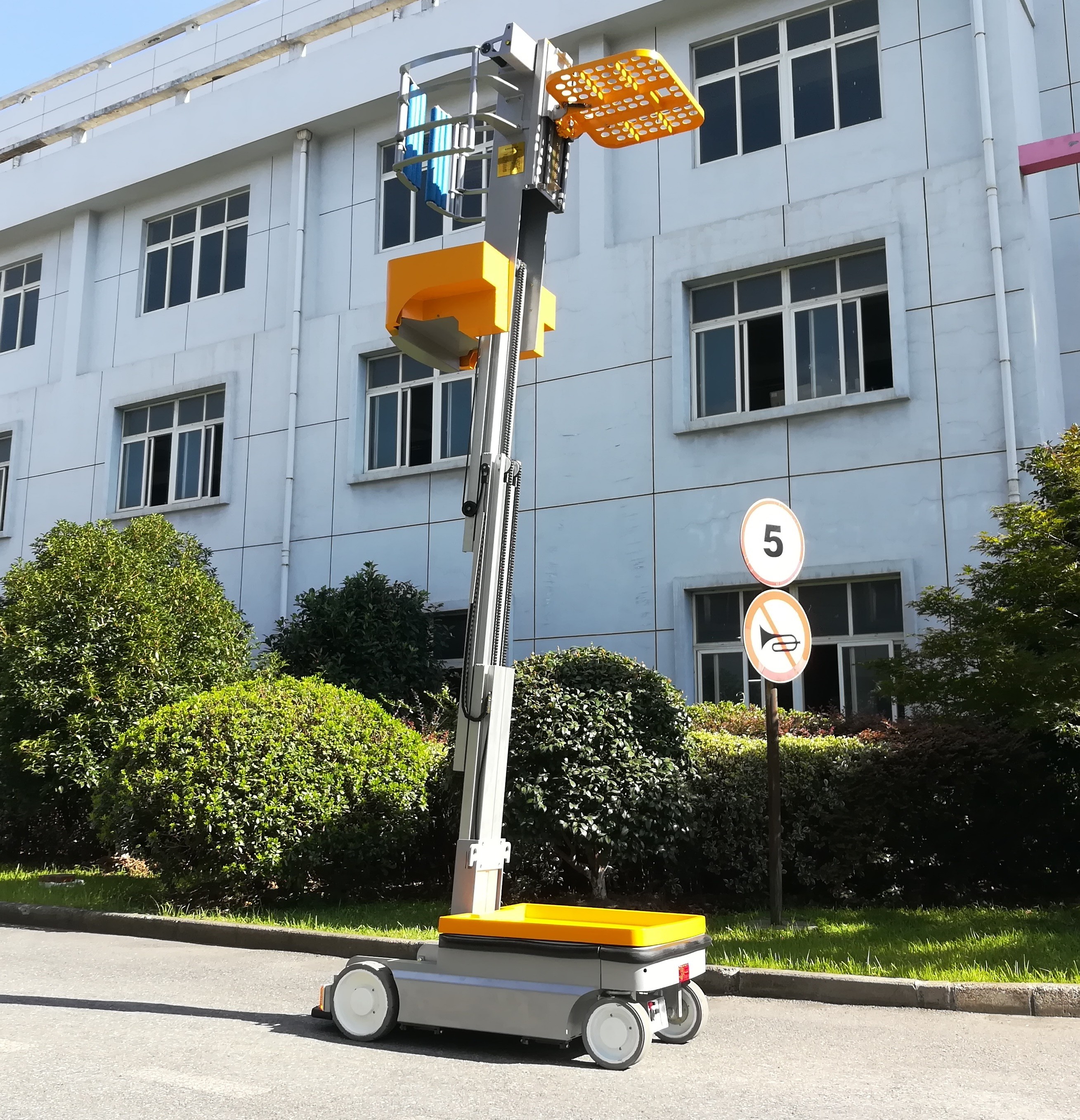 Vertical Mast Type One Man lift Electric Aerial Work Platform Order Picker For Warehouse