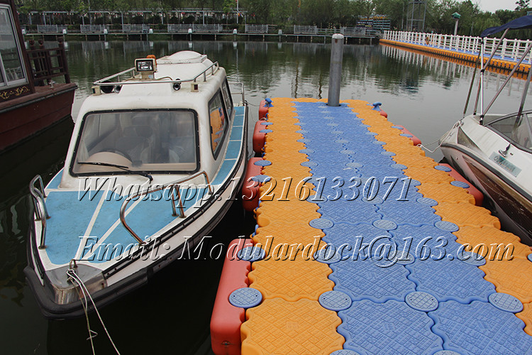 Plastic floating dock with floats