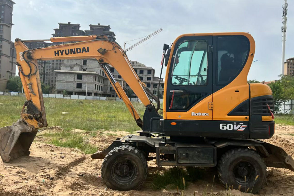Good Condition 6 Ton Used Excavator Hyundai Wheel Excavator 60VS On Sale