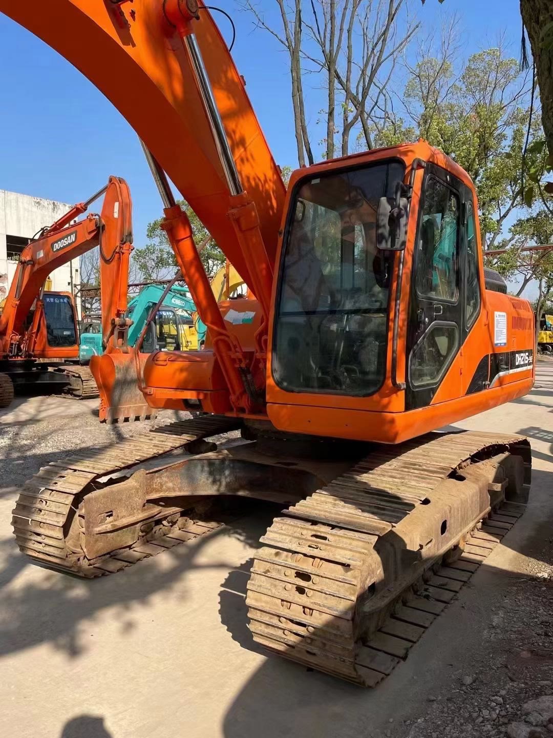 Doosan Second Hand Dh215 Crawler Excavator with Low Working Hours and Doosan Engine