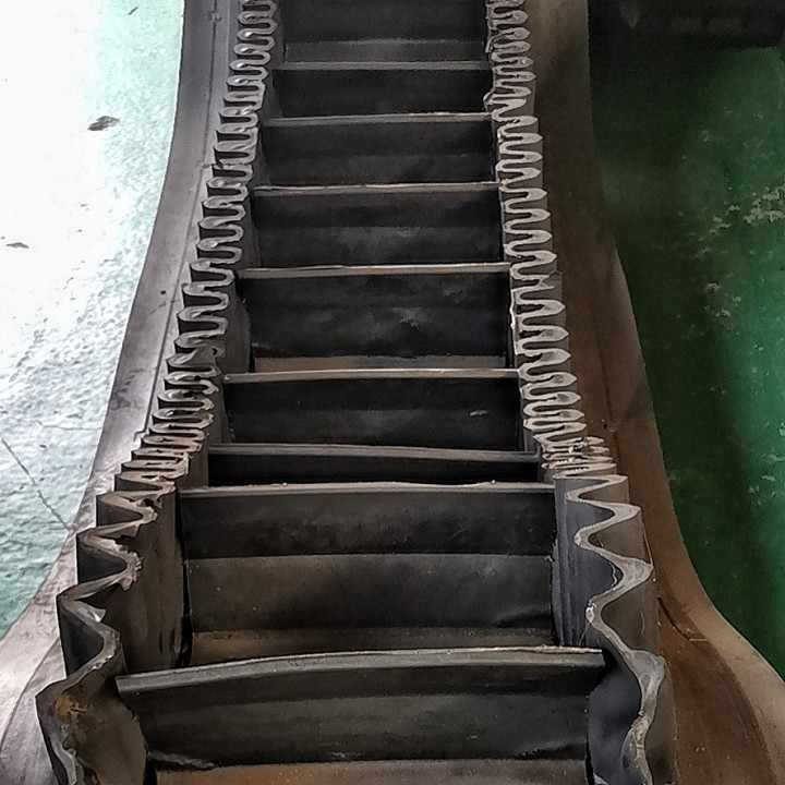 Black Corrugated Sidewall Conveyor Belt for Large Inclination Transportation