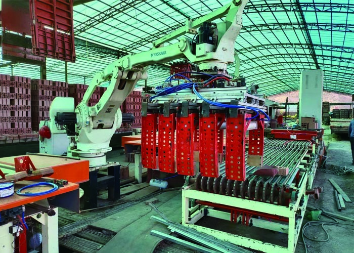 700kg Automatic Robot Stacking Machine For Clay Bricks Making