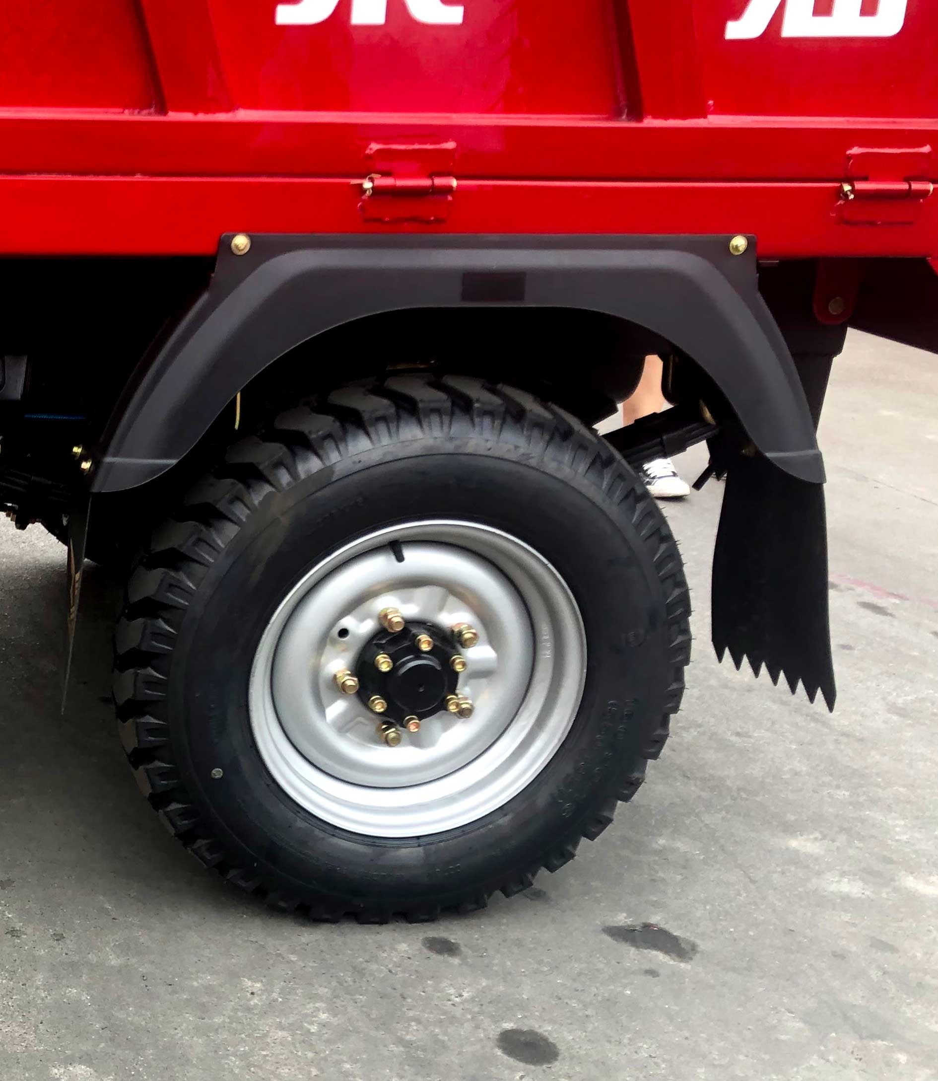 Water-Cooled Engine Semi Cab Tricycle with Double Lights and Strong Loading Capacity