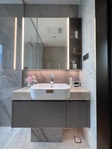 Wholesale Elegant Modern Minimalist Sleek Chic Refined Stainless Steel Bathroom Vanity With Light Marble Countertop from china suppliers