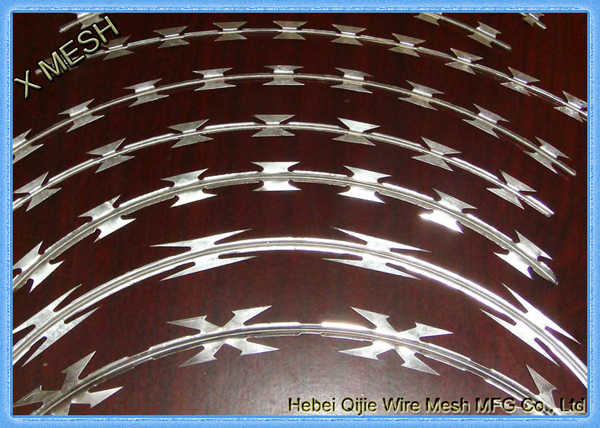 Hot Dipped Galvanized Iron Wire , Concertina Razor Barbed Wire Low Carbon Steel