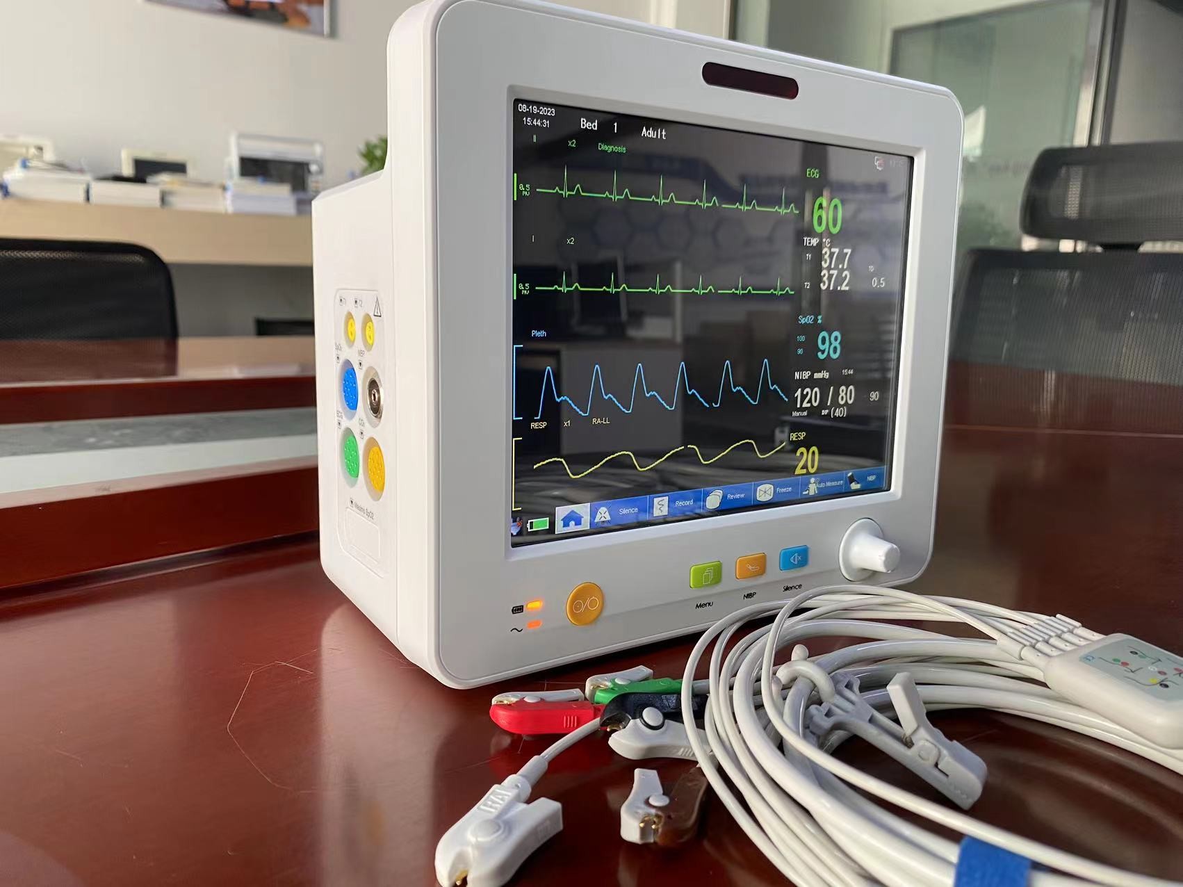 Lightweight 8.4 Inch Portable Patient Monitor, ECG SPO2 NIBP Temp Vital Signs Monitors