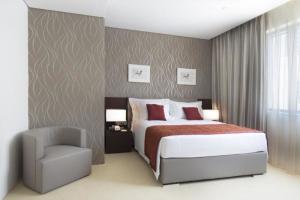 Wholesale Takeo furniture factory do hotel bedroom furniture fabric bed with wood headboard and Lounge chairs from china suppliers