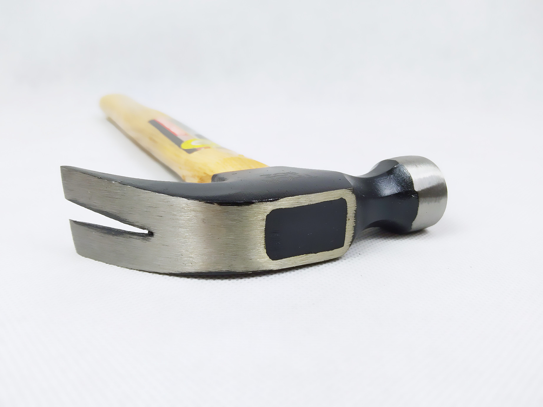8OZ American Type Carbon Steel Claw hammer with wooden handle and black painted surface