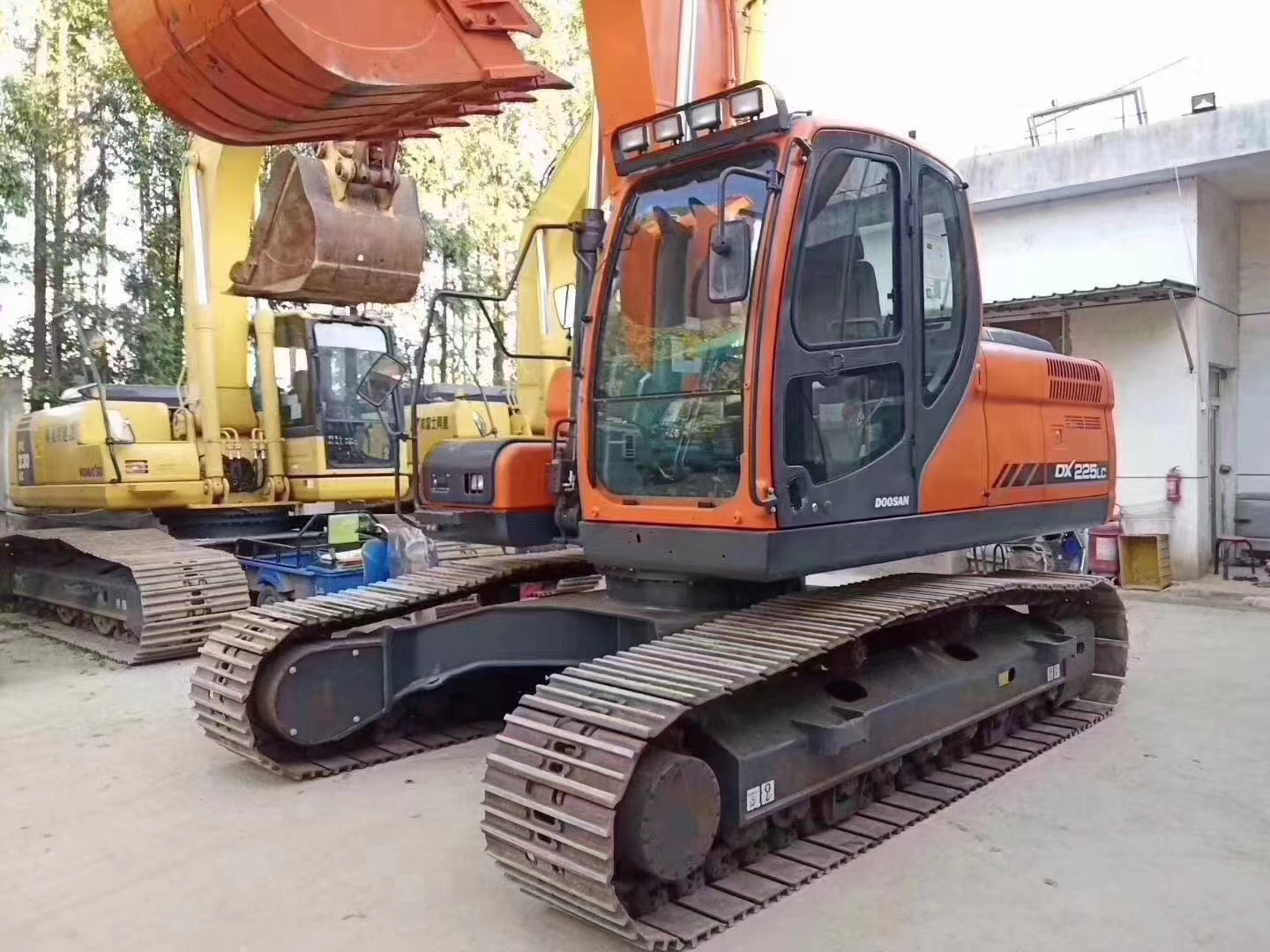 Doosan DX225LC 22 Ton Digger Excavator with 21800 Weight and 0-2000 Hours in Good Condition