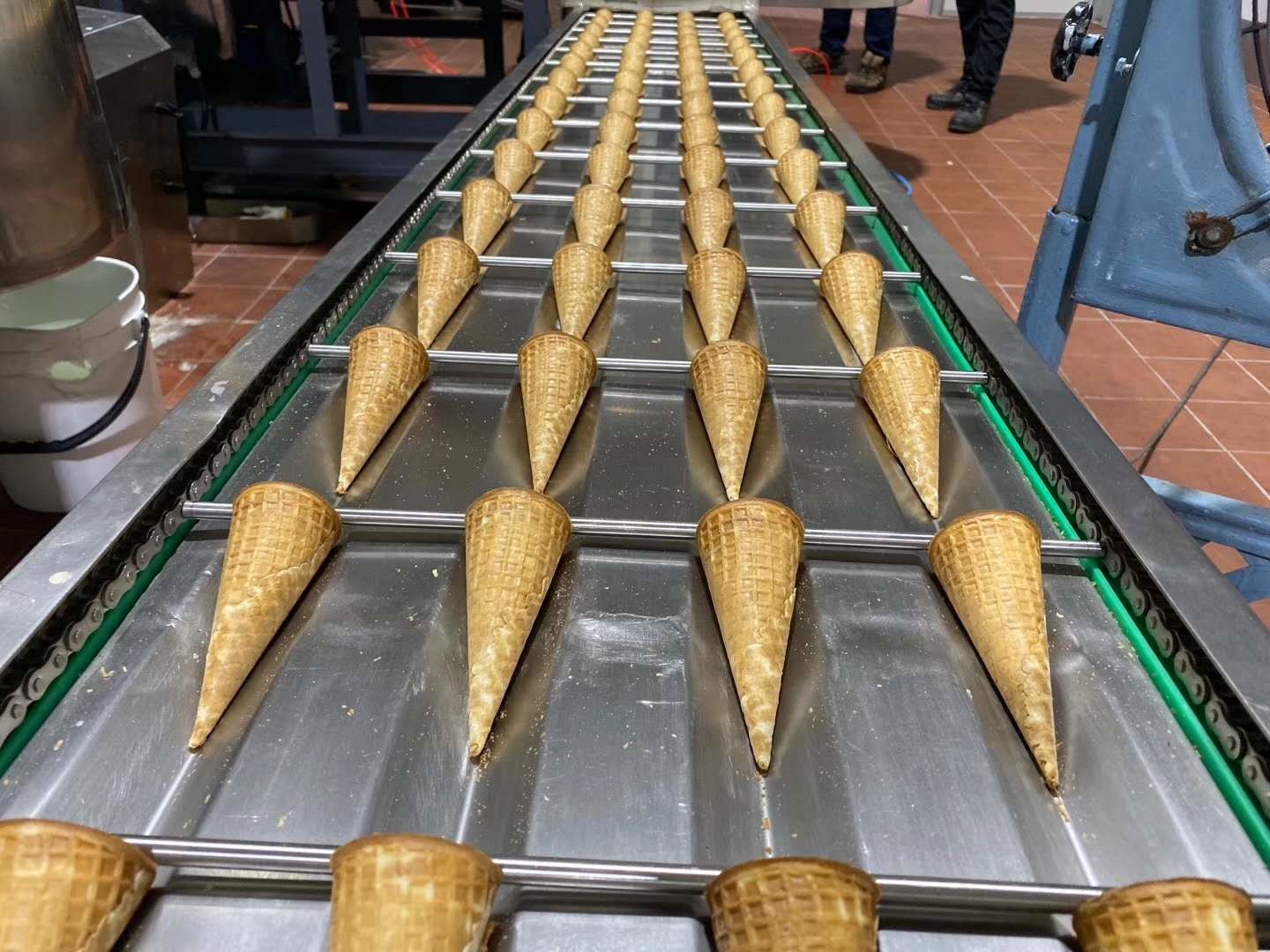 Full automatic commercial ice cream waffle cone maker machine of 71 baking plates (9m long)