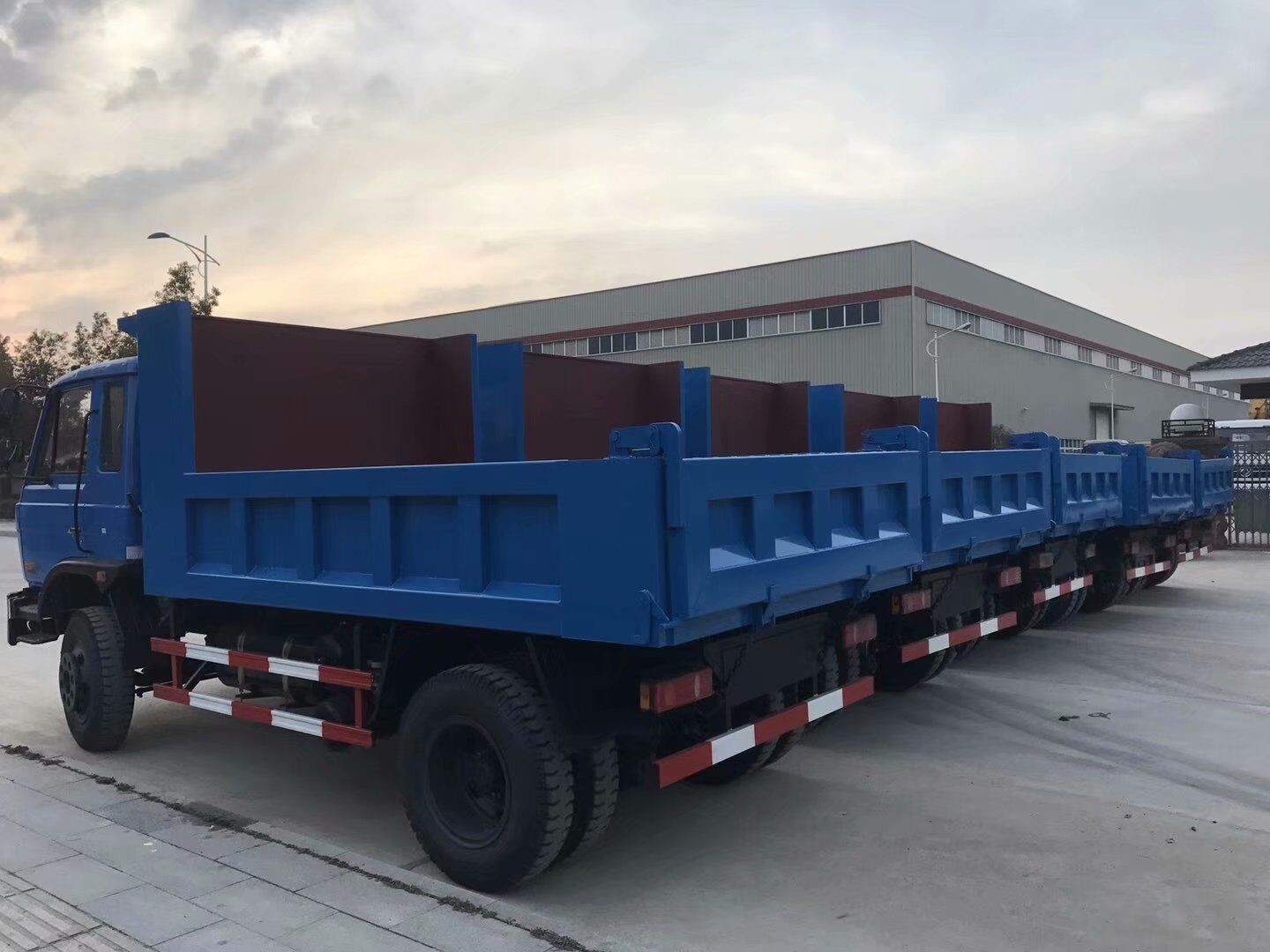Used Truck Dump Blue Color Light Tipper Truck Dongfeng Brand 4×2 Drive Model Curb Weight 6 Tons RHD