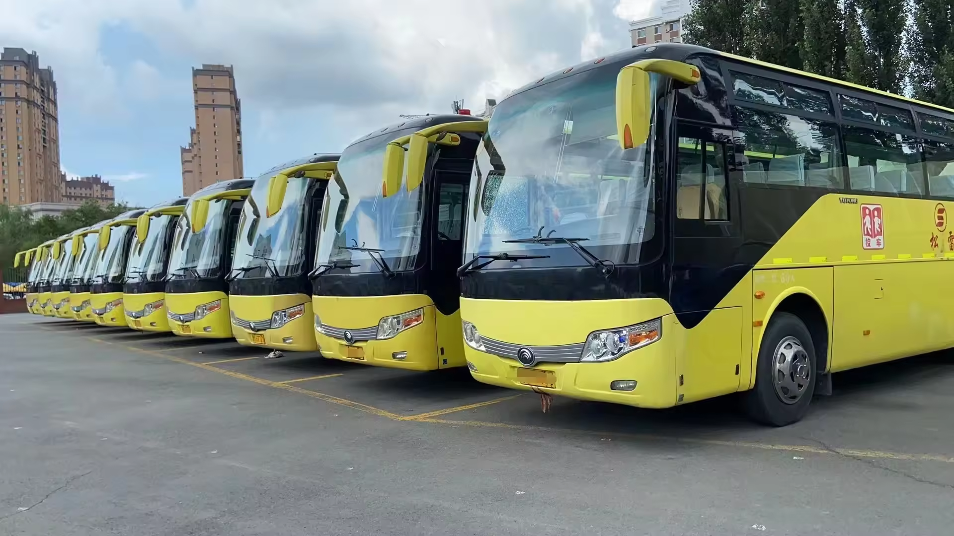 Euro 3 Emission Standard YUOTONG Bus with 3 2 Seat Layout and 60 Seater Luxury Coaches