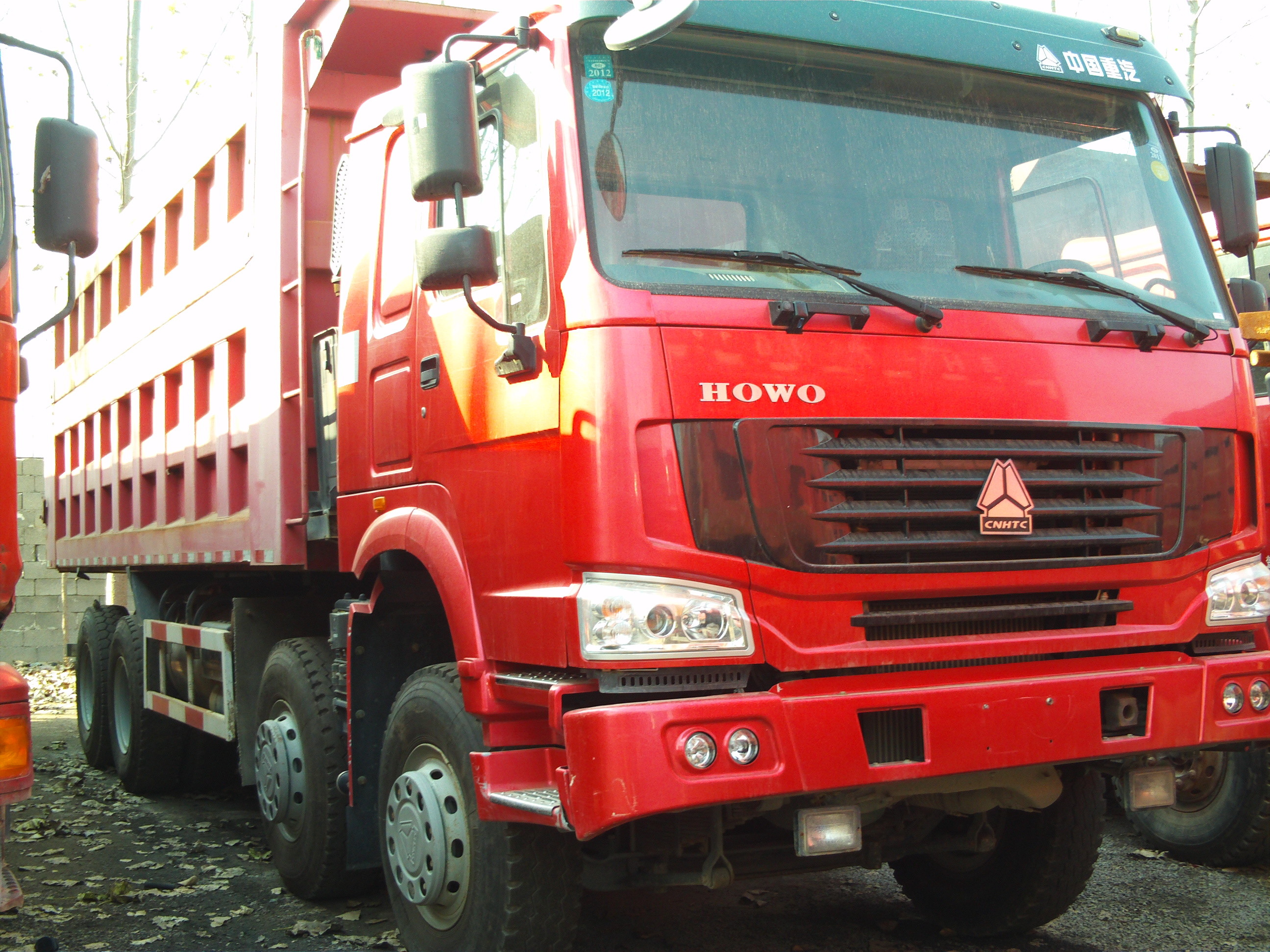 Howo Strong Frame Single Axle Heavy Duty Commercial Trucks Left Steering 12 Wheels 8x4 Drive Type Red