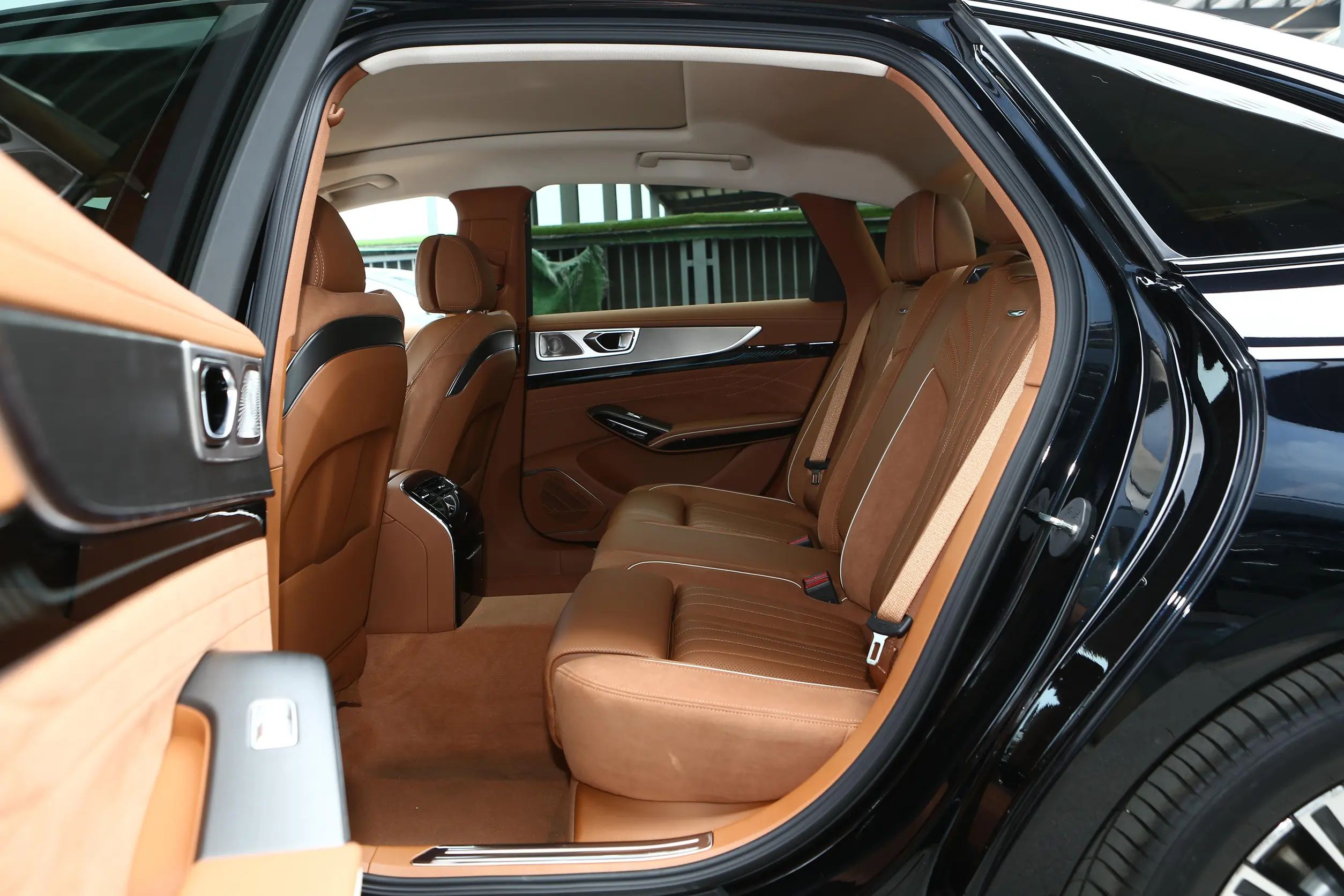 Maximum Speed 230 km/h Hongqi H9 2024 4-doors 5-seats Seven-speed Wet Dual Clutch Cars with Manual Copilot Seat Adjustment