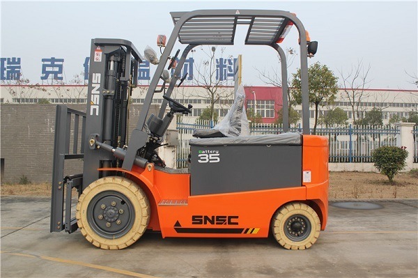 Warehouse Using 2.5 Ton Capacity Electrical Fork Lift