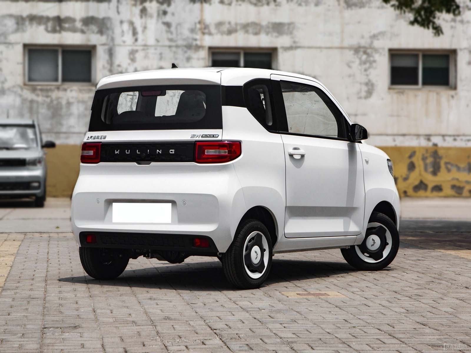 Small mini electric vehicle made in China spot sale by SAIC Wuling