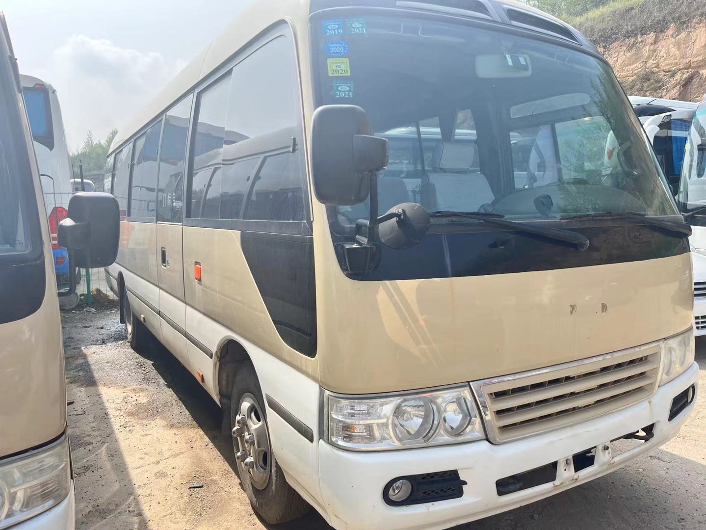 Left Drive 30 Seater Toyota Coaster Bus 7005*2040*2785mm Dimensions Affordable