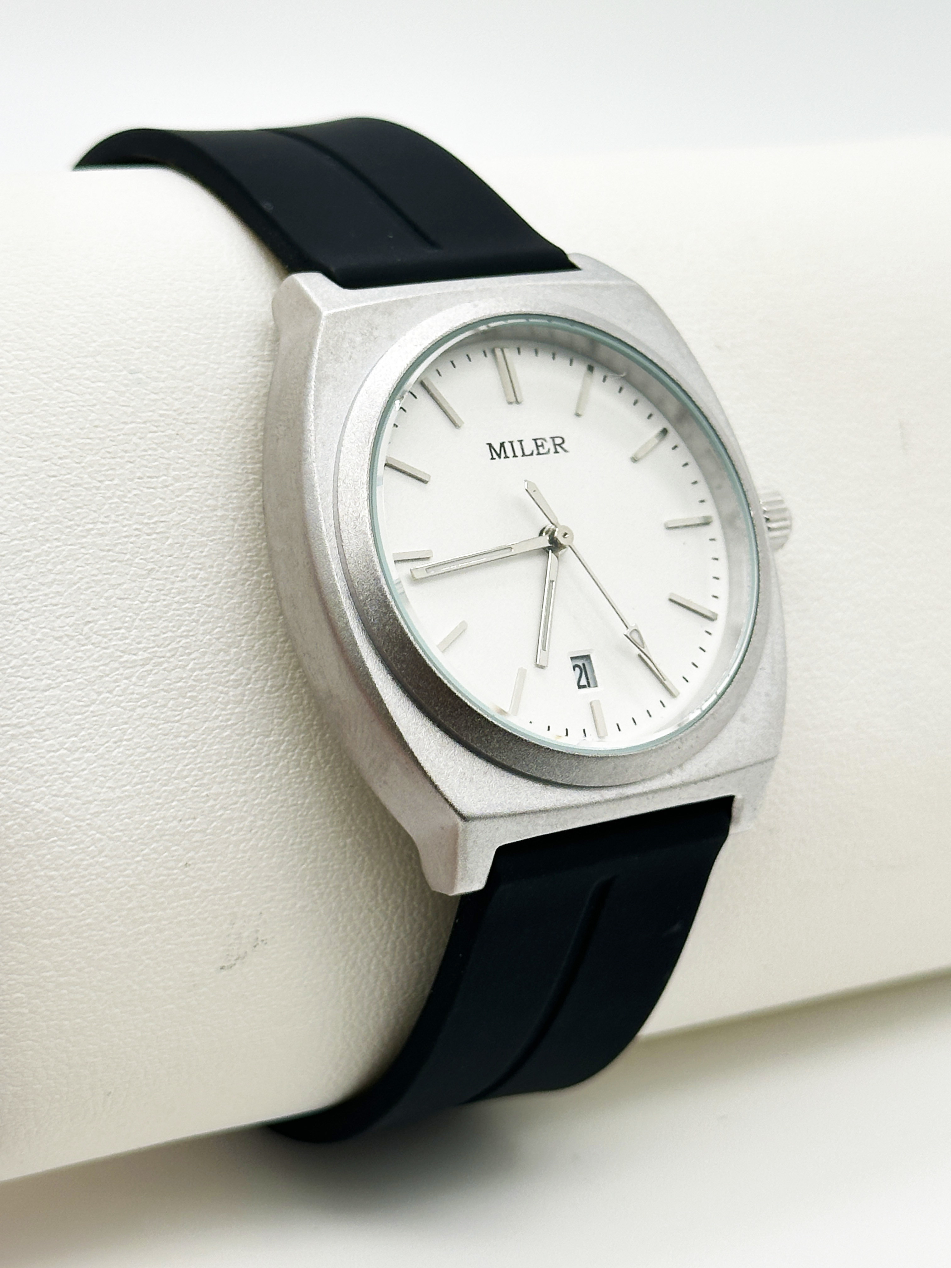 Wholesale Custom Logo Silicone Strap Watches With Buckle Clasp Water Resistant To 30 Meters