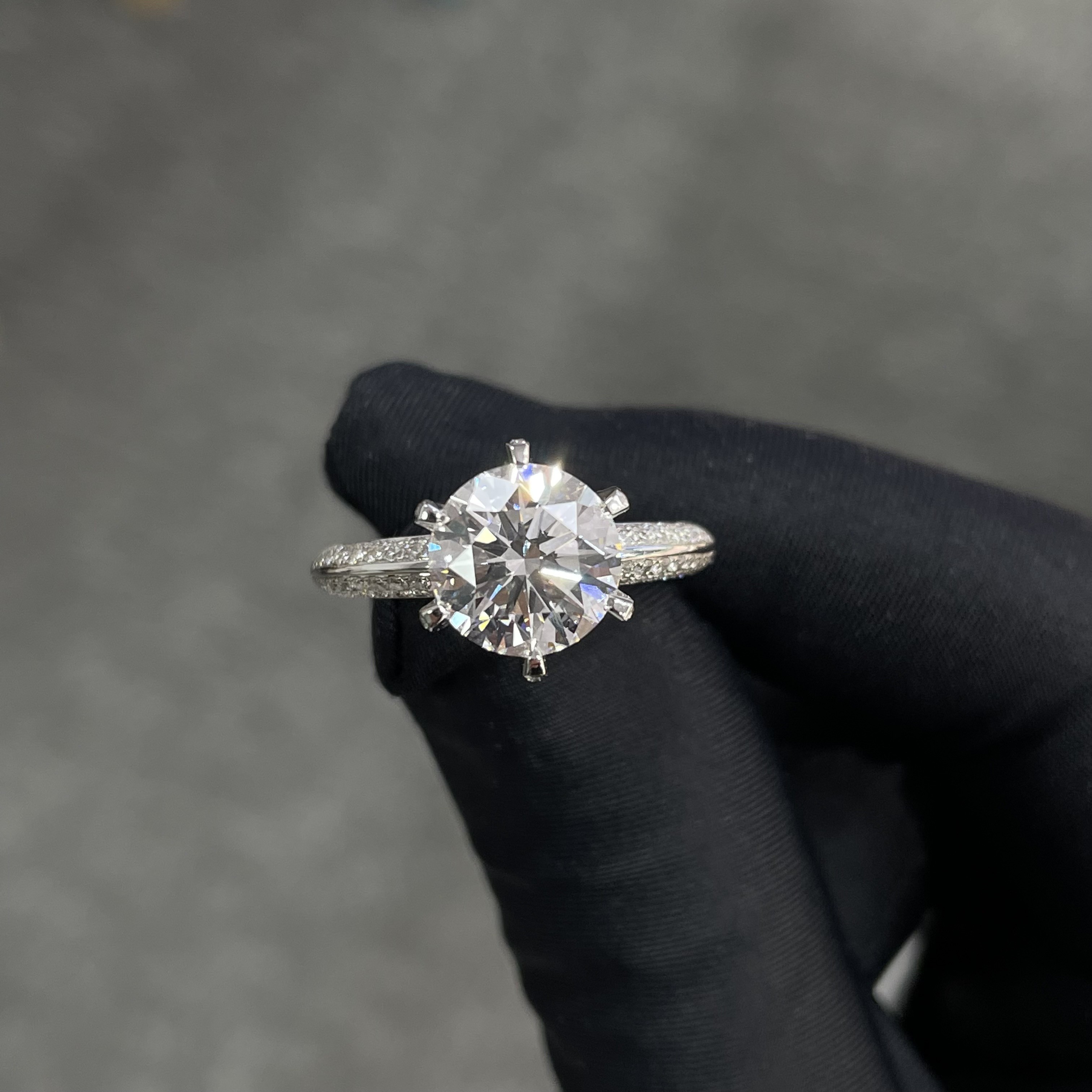 Lab Grown Diamond Rings 3.01ct CVD White F VS2 Half Of Country Style Round