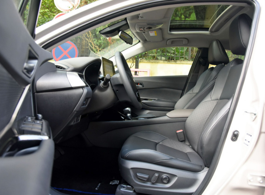 Toyota C-HR 2022 dual-engine 2.0L E-CVT Leading version Hybrid Small SUV New Car