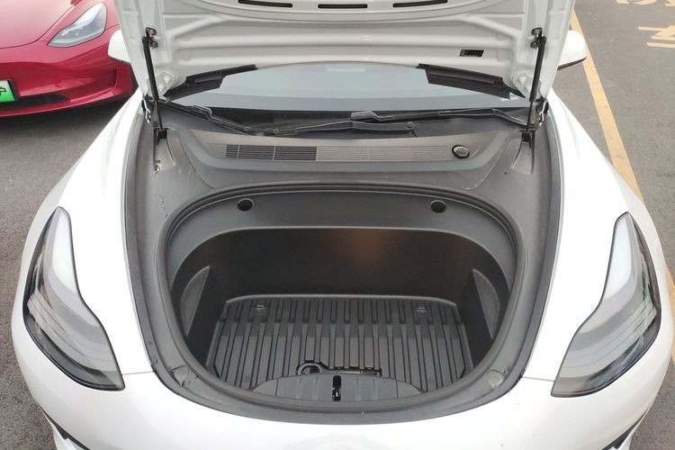 New Energy Electric Vehicle Cars Sedan 4 Wheels High Speed 5 Seats 4 Doors