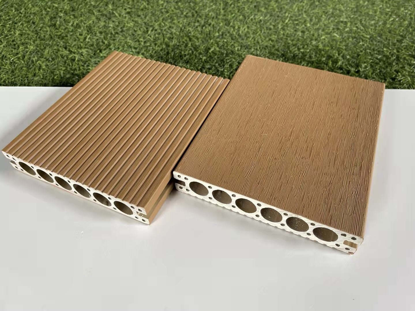 Brushing Surface Waterproof Fireproof PVC Plastic Composite Balcony/Terrace Floor Deck in Carton Packing