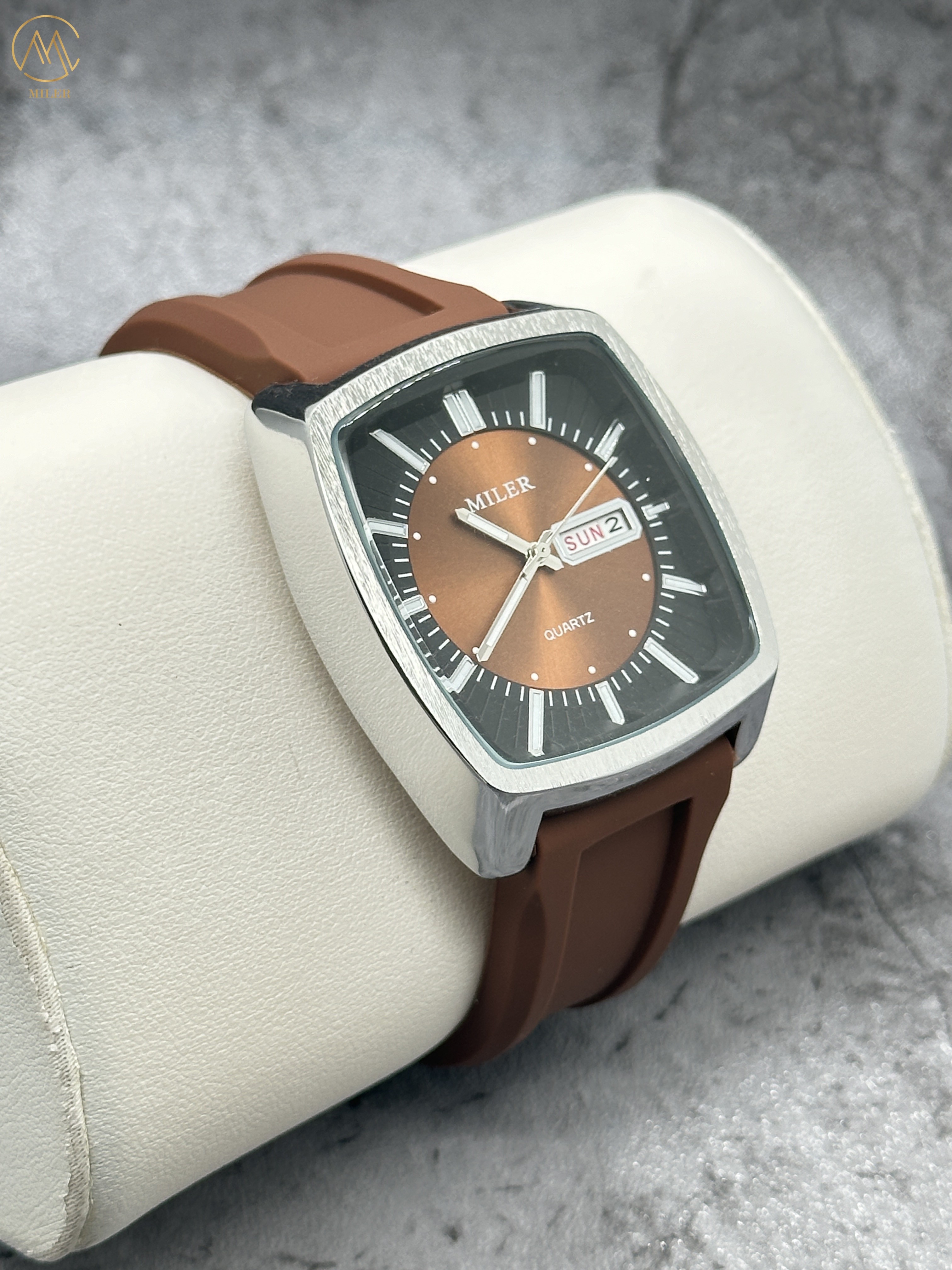 Fashion Stainless Steel Case Double Calendar Watch for Men and Women with Silicone Strap