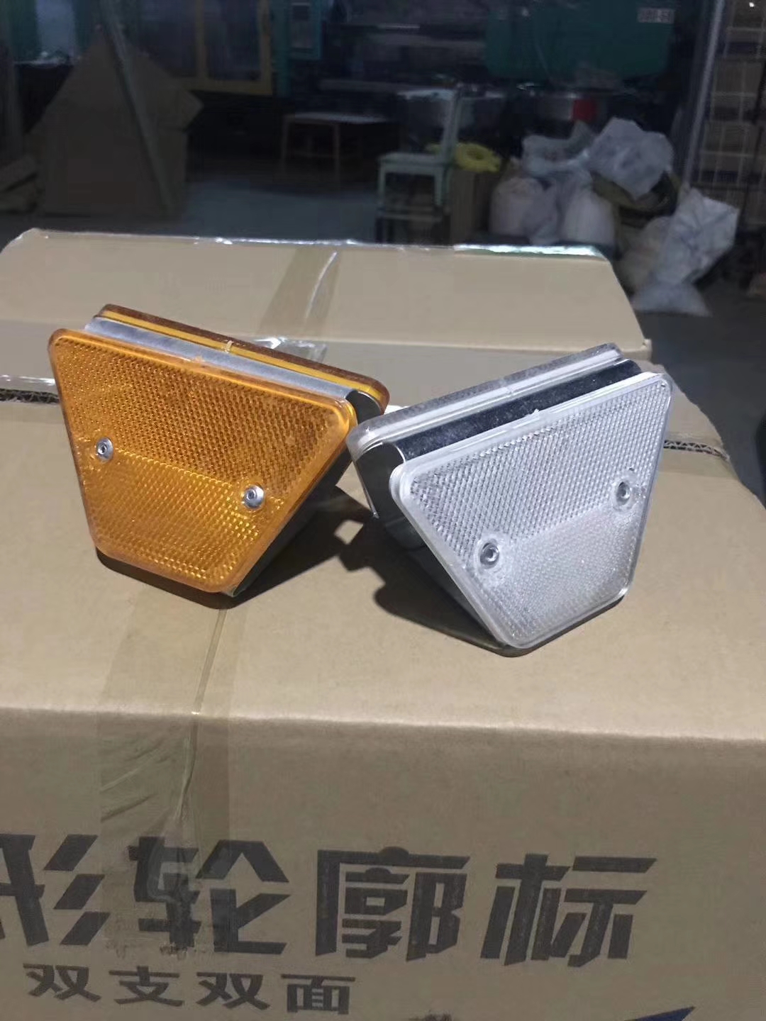 Highway Road Safety V Type Reflective Yellow Light Marking for Visibility