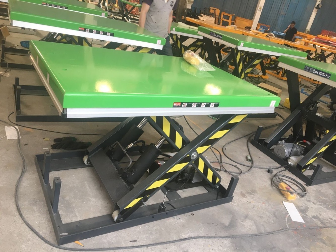 Hydraulic Pump Mobile Heavy Duty Scissor Lift Table 2000kg With Hand Control 1300x850mm