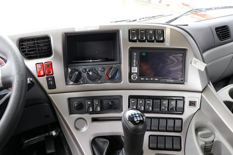 Model Tractor Trailer Head Truck Dongfeng 6x4 LNG CNG Tractor Truck with Touch Screen